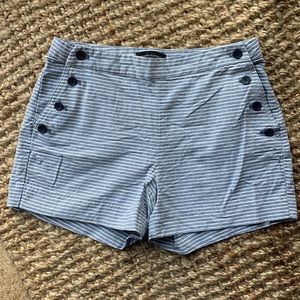 Banana republic shorts!Buttons are functioning on both sides. Size 2. Blue shade